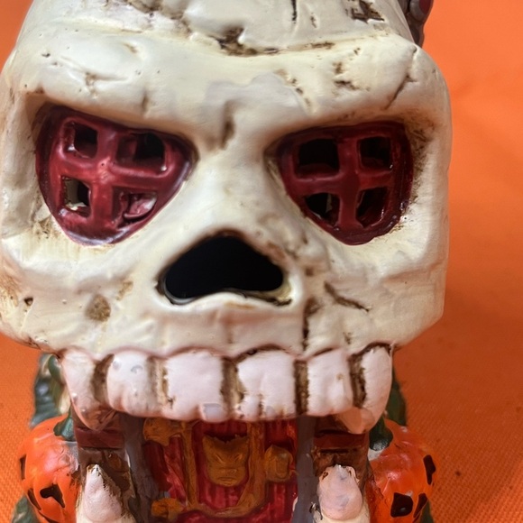 White and Red Skull Decor - Picture 13 of 14